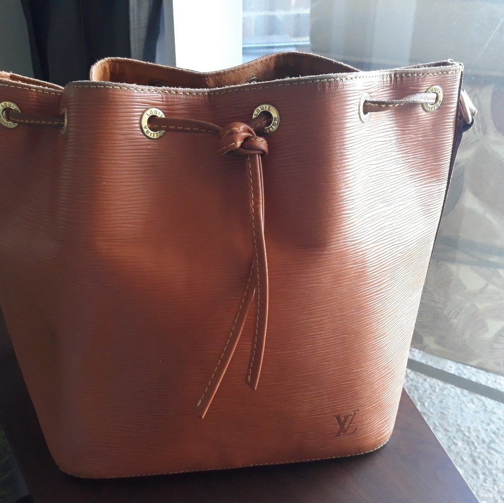 Bucket style woman's purse